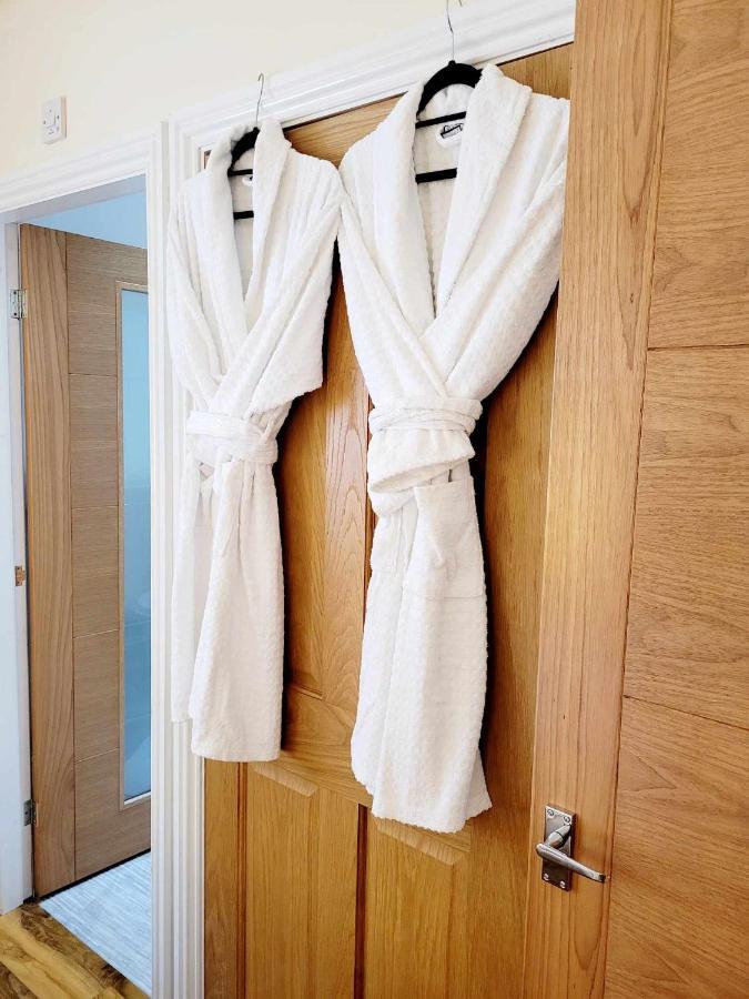 Apartment 1 Exquisite Two King Bedroom With En Suites - Close To The Town Centre, Rail, Airport And Theatre Darlington  Dış mekan fotoğraf