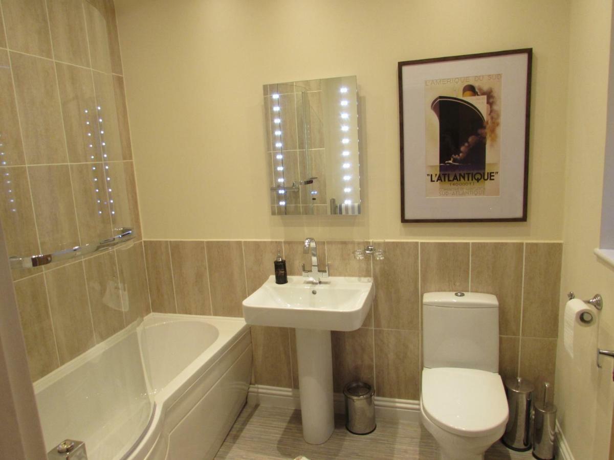 Apartment 1 Exquisite Two King Bedroom With En Suites - Close To The Town Centre, Rail, Airport And Theatre Darlington  Dış mekan fotoğraf
